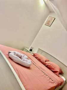 een bed met 2 kussens en afkeer bij Cosy Appartement Noisy-le-Sec in Noisy-le-Sec