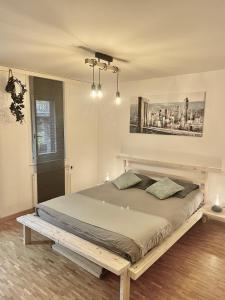 蒙特勒的住宿－appartement Montreux centre lac，一间卧室配有一张木架床
