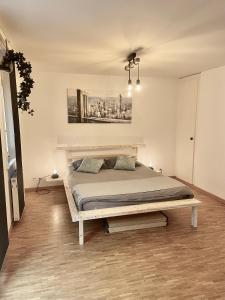 ein Schlafzimmer mit einem Bett in einem Zimmer in der Unterkunft appartement Montreux centre lac in Montreux