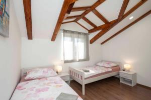 - une chambre avec 2 lits et une fenêtre dans l'établissement Apartment Sunshine, Sunrise, Sunset, à Kaštela