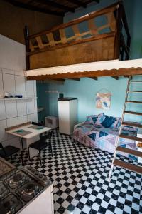 アチバイアにあるAlameda Galuの二段ベッドとテーブルが備わる客室です。