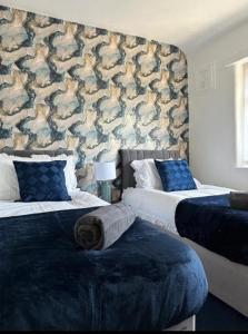 Cama ou camas em um quarto em Charming 2-BR Property - Sleeps 5