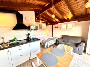 Kuchyňa alebo kuchynka v ubytovaní 3 Casita-Estudio con Jardín en la playa