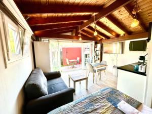 Kuchyňa alebo kuchynka v ubytovaní 3 Casita-Estudio con Jardín en la playa