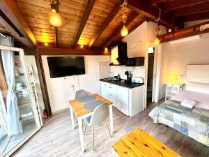 Kuchyňa alebo kuchynka v ubytovaní 3 Casita-Estudio con Jardín en la playa