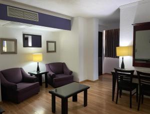 - un salon avec deux chaises et une table dans l'établissement Hotel Arroyo de la Plata, à Zacatecas