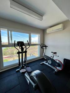 um ginásio com duas bicicletas de exercício num quarto em Apart de categoría con amenities y estacionamiento em Buenos Aires