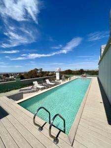 uma piscina no topo de um edifício em Apart de categoría con amenities y estacionamiento em Buenos Aires