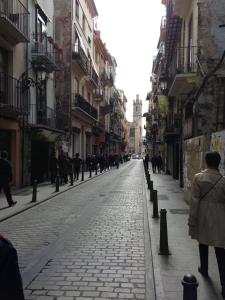 una strada con persone che camminano lungo una strada di ciottoli di Veronica Center Room a Valencia