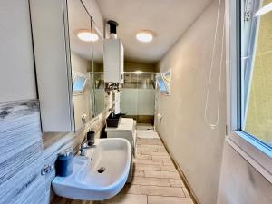 Ένα μπάνιο στο Luxury Home in Centro Da Marghe by Revenue House