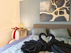 ein Schlafzimmer mit einem Bett mit einem schwarzen Handtuch darauf in der Unterkunft Apartment Artista in Weitensfeld