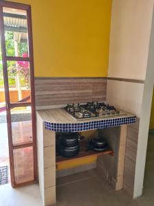 - une cuisine avec une cuisinière dans une chambre dans l'établissement Casapreciosa-LasLajas, à Las Lajas