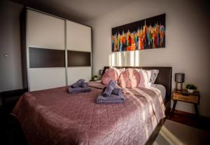 um quarto com uma cama com duas toalhas em Apartman Elly em Slavonski Brod