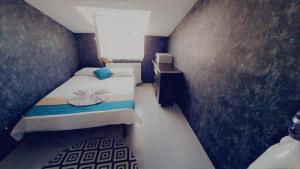 Habitación pequeña con cama y ventana en GÜL APART SUİT, en Estambul