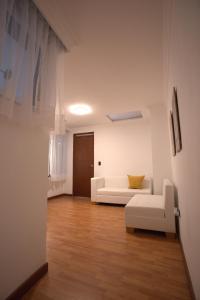 ein Wohnzimmer mit einem weißen Sofa und einem Tisch in der Unterkunft Casa Blanca Hospedaje in Pasto