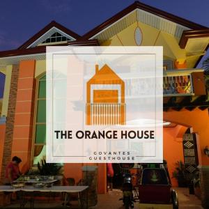 una casa con un cartello che legge la casa arancione di The Orange House - Vigan Villa a Vigan
