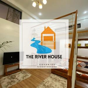 ein Schild für das Flusshaus gemütliche Pension in einem Zimmer in der Unterkunft The River House - Loft Units in Vigan City