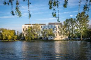 Výhled na řeku, která protéká v blízkosti hotelu