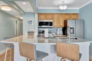 O bucătărie sau chicinetă la Oceans Pointe Nantucket inspired condo on the bay