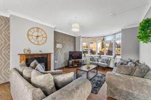 uma sala de estar com dois sofás e uma lareira em Stylish Nottingham House - Parking - Garden em Nottingham