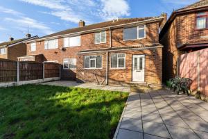 een stenen huis met een patio en een hek bij Stylish Nottingham House - Parking - Garden in Nottingham