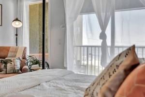 タンパにあるThe Hemingway subtropical luxury on the Tampa Bayのベッドと大きな窓のある寝室