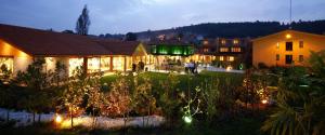 una casa con luces en un patio por la noche en Hotel Marqués de la Moral, en Naveces