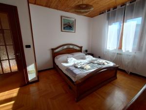 1 dormitorio con 1 cama en la esquina de una habitación en La Casa Veneta - Hostel en Múggia