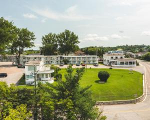 arial view of a town with a park and buildings at Auberge le Parasol in Saguenay