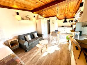 un soggiorno con divano e tavolo di 4 Estudio-Solárium Gran Alacant a Puerto Marino