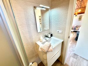 W łazience znajduje się umywalka i lustro. w obiekcie 4 Estudio-Solárium Gran Alacant w mieście Puerto Marino