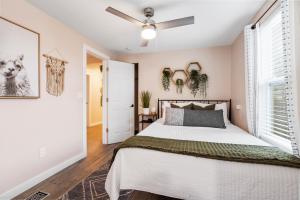 um quarto com uma cama e uma janela em Quiet get away in a vibrant city em Saint Augustine