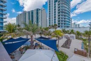 una vista aérea de un complejo con palmeras y edificios en Luxury Family Rental three bedroom Hyde Beach House Resort Miami 22th floor, en Hallandale Beach