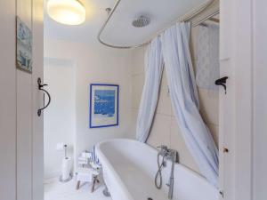 uma casa de banho branca com uma banheira e uma janela em 2 bed in Brixham 82723 em Brixham