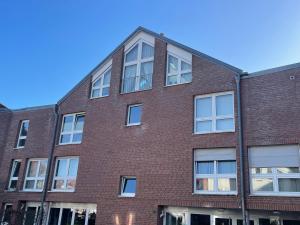 una vista exterior de un edificio de ladrillo con ventanas en Penthouse Mülheim- Ruhr - Zentral - Edel - Luxus pur, en Mülheim an der Ruhr