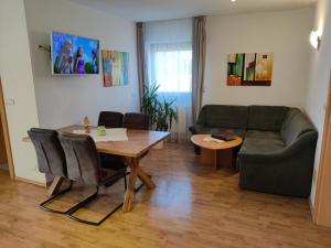 Fiumes的住宿－Residence Klementhof，客厅配有沙发和桌子