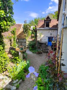 - Vistas al exterior de una casa con jardín en La Maison Bleue de Husseau Ancienne ferme semi-troglodytique 18e siècle en Montlouis-sur-Loire