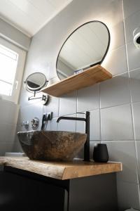 y baño con lavabo de piedra y espejo. en City - Apartment Weststadt en Karlsruhe