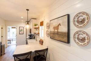 Fotografie z fotogalerie ubytování Downtown Luxury Farmhouse Apartment #2 v destinaci West Dundee