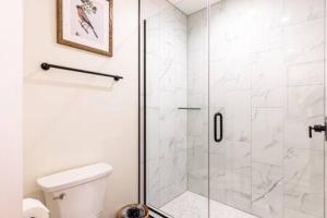 Koupelna v ubytování Downtown Luxury Farmhouse Apartment #2 + 16 fotografií