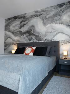 um quarto com uma cama com uma parede coberta de neve em City - Apartment Weststadt em Karlsruhe