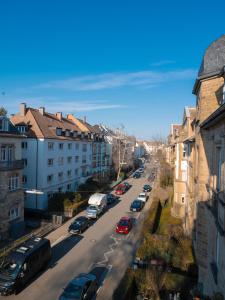 vistas a una calle de la ciudad con coches aparcados en City - Apartment Weststadt en Karlsruhe