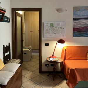 een slaapkamer met een bed en een lamp op een tafel bij MammaMia in Bergamo