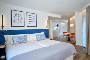 Llit o llits en una habitació de Apartamentos Luna Suites Granada