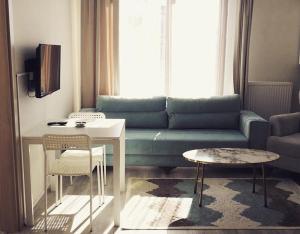 sala de estar con sofá y mesa en THE HOUSE OTEL, en Köseilyas