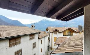 vistas a las montañas desde los tejados de los edificios en La Corte Antica, en Cassina Valsassina