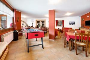 une salle avec une table de ping-pong dans un restaurant dans l'établissement Chalet Primula 7, à Santa Caterina di Valfurva