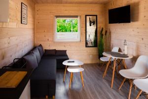 Et tv og/eller underholdning på Domki Przy Lesie