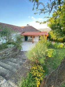 uma casa com uma escada que leva até ela em Turra Nature House em Celorico de Basto