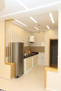 una cucina con frigorifero in acciaio inossidabile in una camera di مولاي يعقوب a Fes